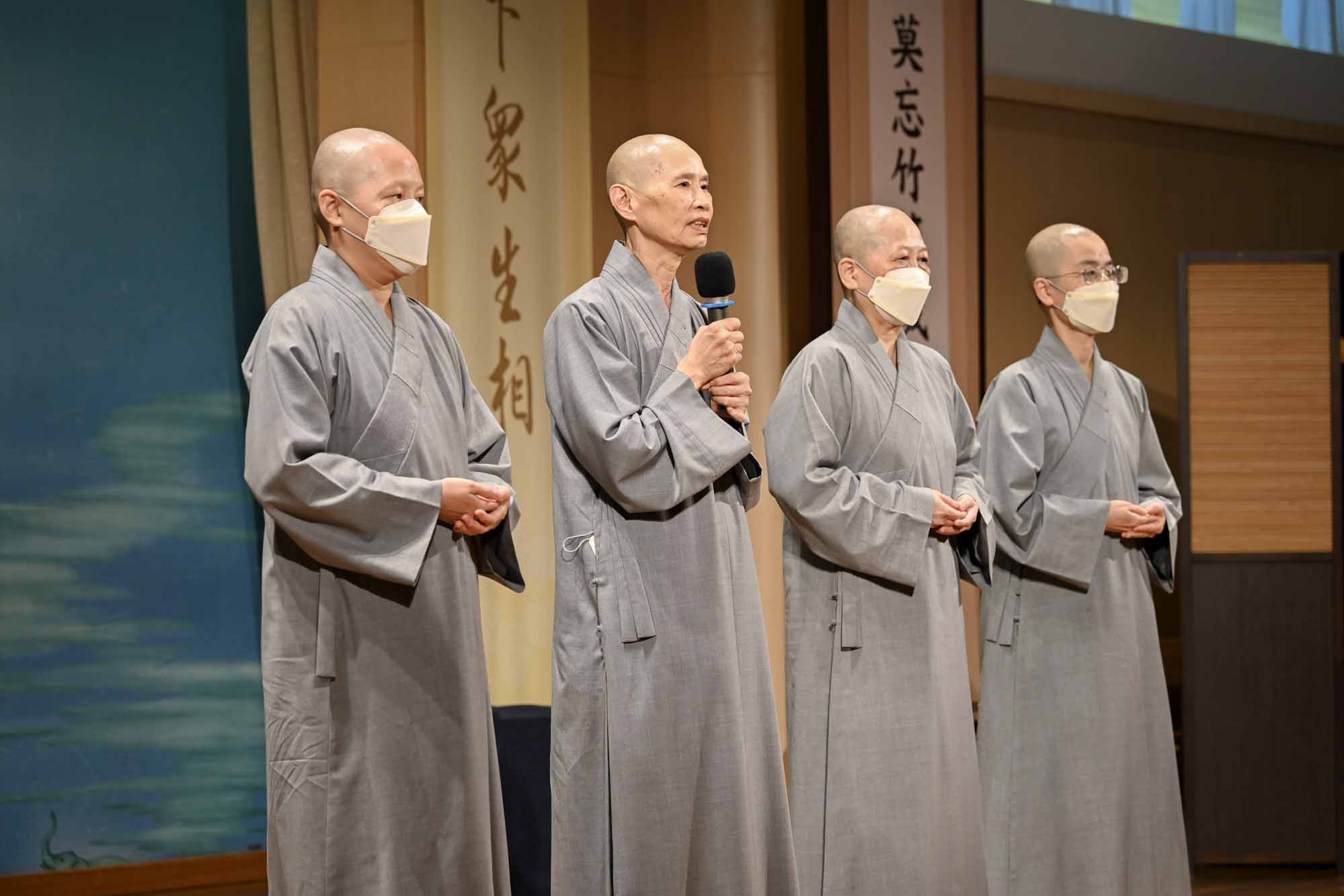 圆缘时刻，由德晴师父代表给予新加坡分会志工爱的勉励。摄/ 潘宝通