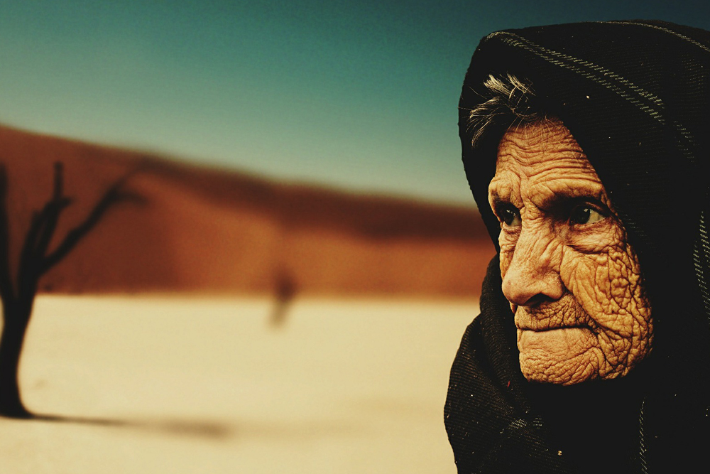 old woman 574278 1920