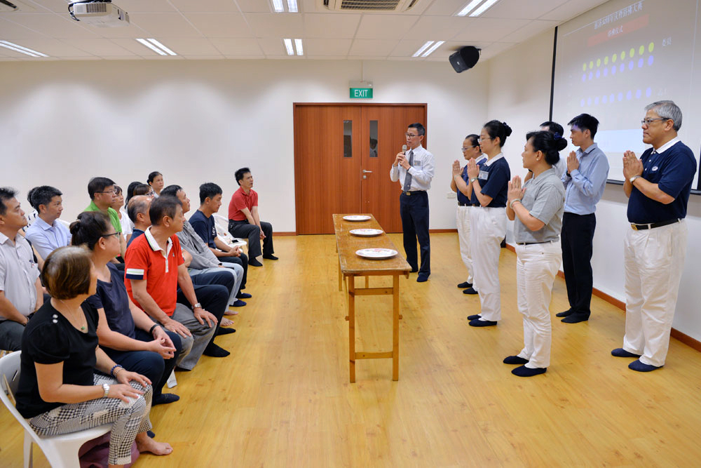 浴佛典礼前在全岛举办的十多场说明会，让志工和民众得以更深入了解佛陀来人间的教化意义和佛教仪轨。摄 / 蔡佑良