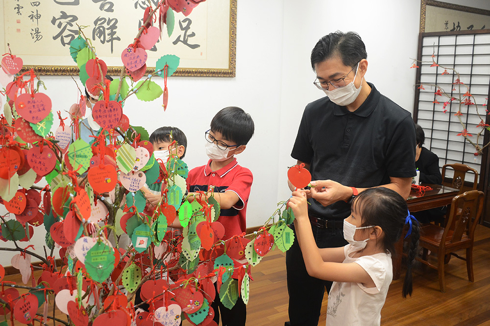 Year-End Blessing Ceremony: Passing on Love and Wisdom to Future Generations