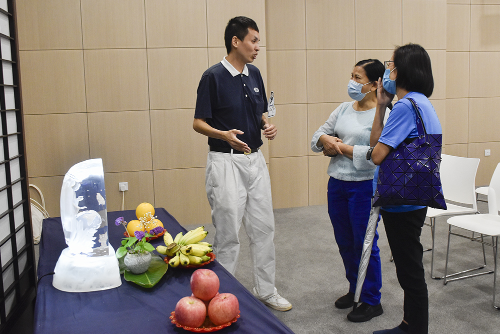 Volunteers share with members of the public on how the seventh lunar month can become an auspicious month that cares for the environment by replacing the practice of burning joss paper with praying with high quality incense stick and fruits. (Photo by Chong Mong Zhuang)