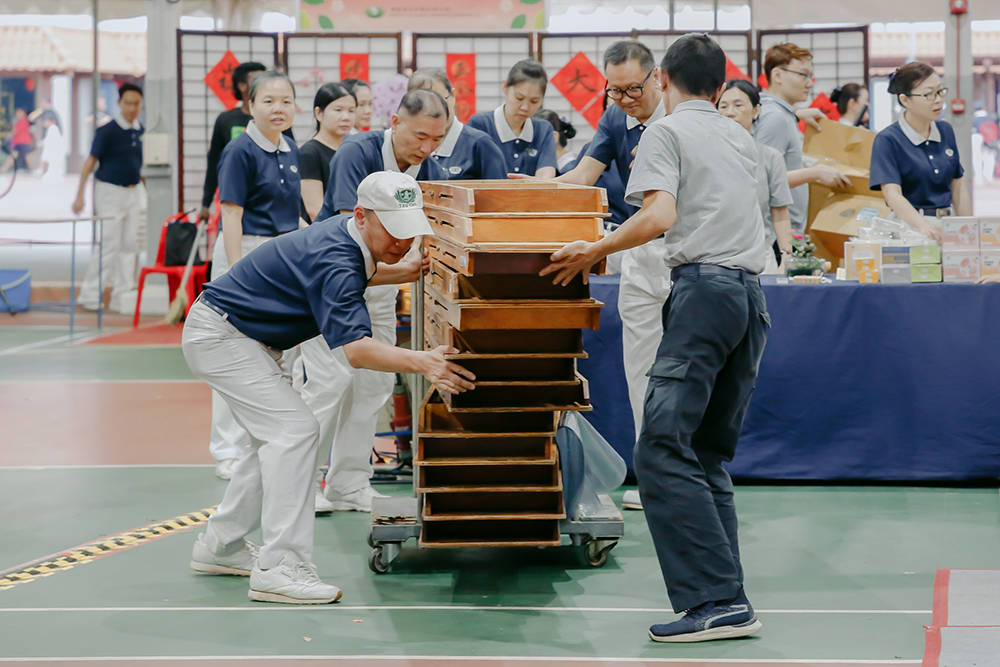 从热闹到宁静 协力善后的无声默契