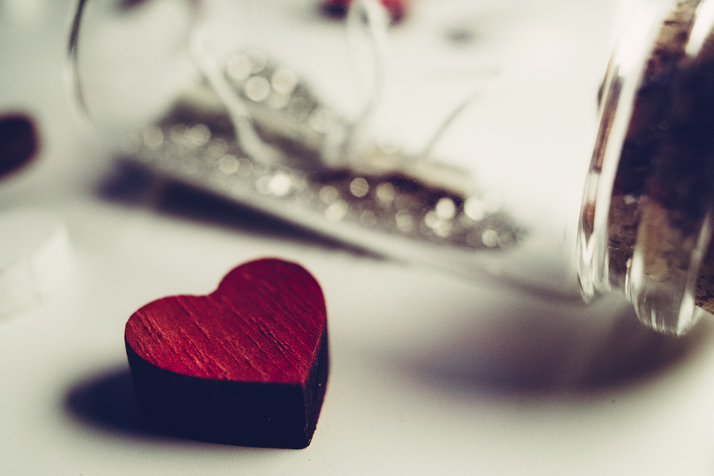 red heart case focus photography 863912